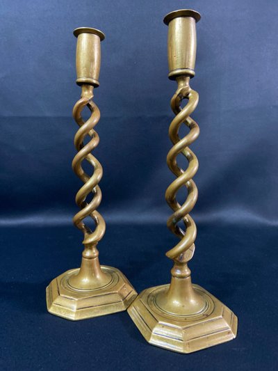 Paire de bougeoirs chandeliers torsadés en bronze Angleterre début XIXe