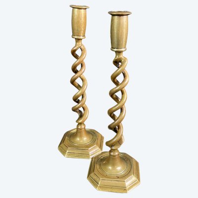 Paire de bougeoirs chandeliers torsadés en bronze Angleterre début XIXe