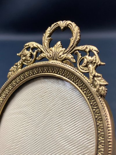 Cadre miniature à poser ou à suspendre en bronze doré fin XIXe style Louis XVI