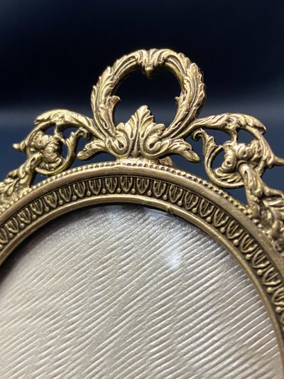 Cadre miniature à poser ou à suspendre en bronze doré fin XIXe style Louis XVI