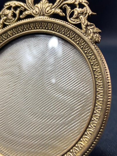 Cadre miniature à poser ou à suspendre en bronze doré fin XIXe style Louis XVI