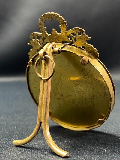 Cadre miniature à poser ou à suspendre en bronze doré fin XIXe style Louis XVI