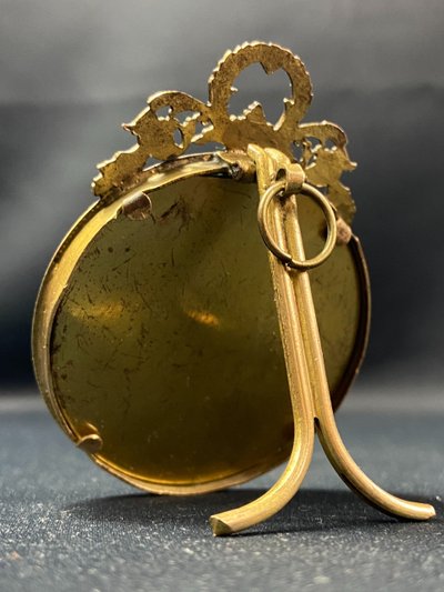 Cadre miniature à poser ou à suspendre en bronze doré fin XIXe style Louis XVI