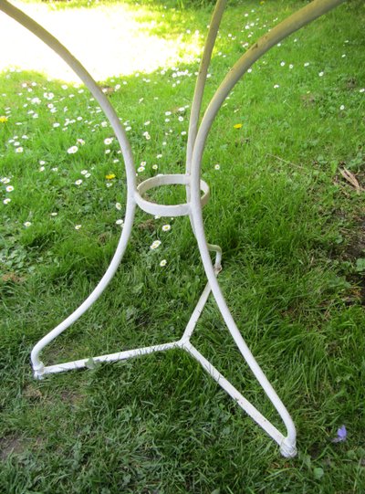 Garden pedestal table