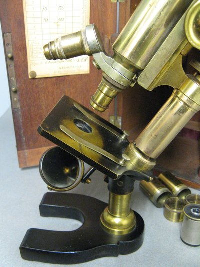 Microscopio Nachet Parigi 1906. Nella sua custodia in mogano, con ottica.