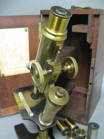 Microscopio Nachet Parigi 1906. Nella sua custodia in mogano, con ottica.