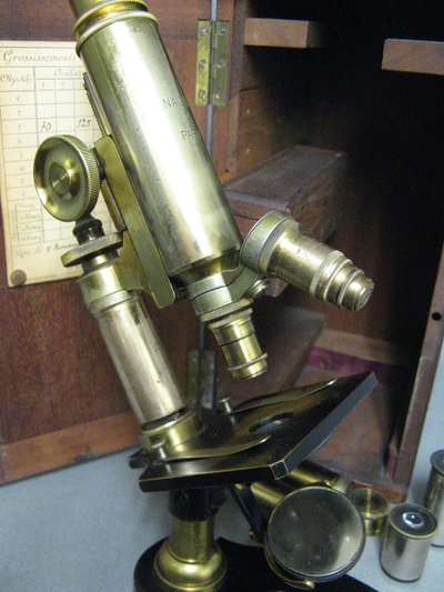 Microscopio Nachet Parigi 1906. Nella sua custodia in mogano, con ottica.