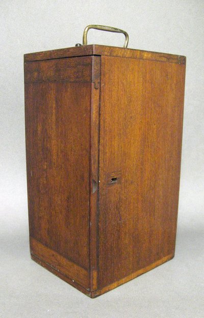 Microscopio Nachet Parigi 1906. Nella sua custodia in mogano, con ottica.
