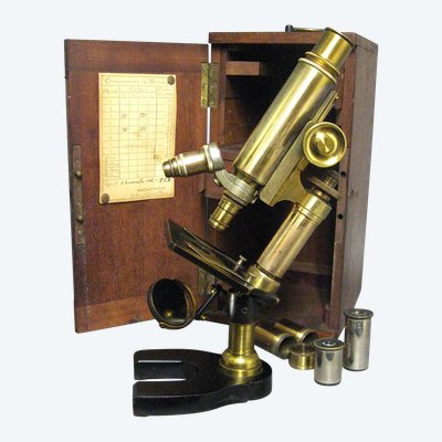 Microscopio Nachet Parigi 1906. Nella sua custodia in mogano, con ottica.