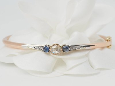 Art Nouveau bangle bracelet in two-tone gold, sapphires and diamonds