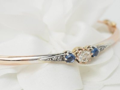 Art Nouveau bangle bracelet in two-tone gold, sapphires and diamonds