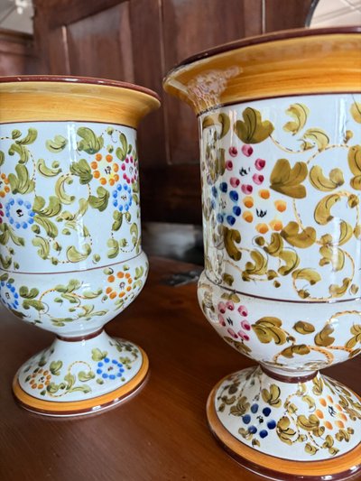 Coppia di vasi in maiolica dipinta metà '900 manifattura Firenze MTC h 24cm