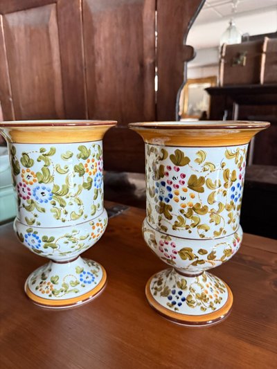 Coppia di vasi in maiolica dipinta metà '900 manifattura Firenze MTC h 24cm