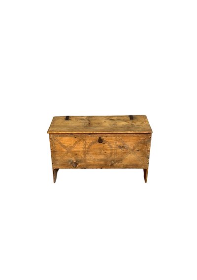 Cassapanca rustica incisa del 1800