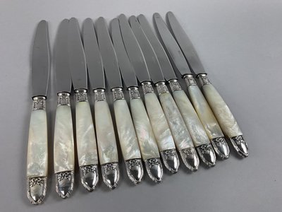 Seriöse Messer mit Perlmuttgriffen 