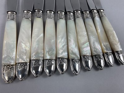 Seriöse Messer mit Perlmuttgriffen 