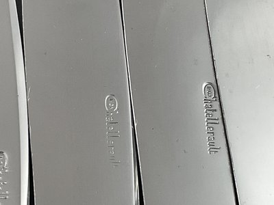 Seriöse Messer mit Perlmuttgriffen 