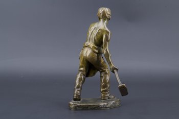 Bronzo raffigurante un operaio alla mazza, Andor Ruff (1885 - 1951)