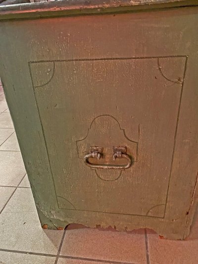 Cassettiera a balestra in abete dipinto del XVIII secolo (ht 75 X 120 X 60 cm)