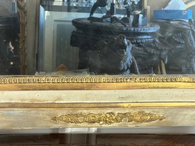 Antike Trume aus dem 19. Jahrhundert mit romantischer Szene unter Glas