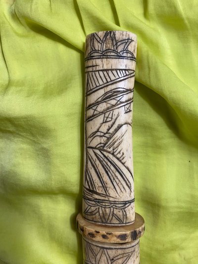 Bellissimo coltello asiatico con fodero in osso intagliato di origine cinese, lama affilata in acciaio lucidato, XIX secolo