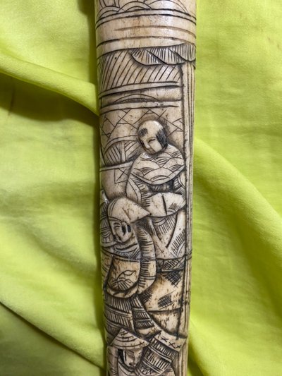 Bellissimo coltello asiatico con fodero in osso intagliato di origine cinese, lama affilata in acciaio lucidato, XIX secolo