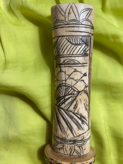 Bellissimo coltello asiatico con fodero in osso intagliato di origine cinese, lama affilata in acciaio lucidato, XIX secolo