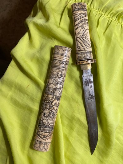 Bellissimo coltello asiatico con fodero in osso intagliato di origine cinese, lama affilata in acciaio lucidato, XIX secolo
