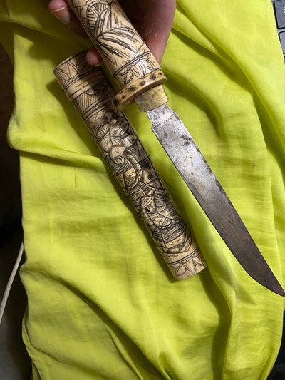Bellissimo coltello asiatico con fodero in osso intagliato di origine cinese, lama affilata in acciaio lucidato, XIX secolo