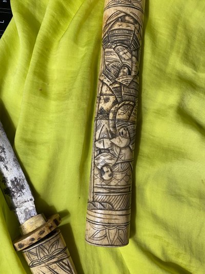 Bellissimo coltello asiatico con fodero in osso intagliato di origine cinese, lama affilata in acciaio lucidato, XIX secolo