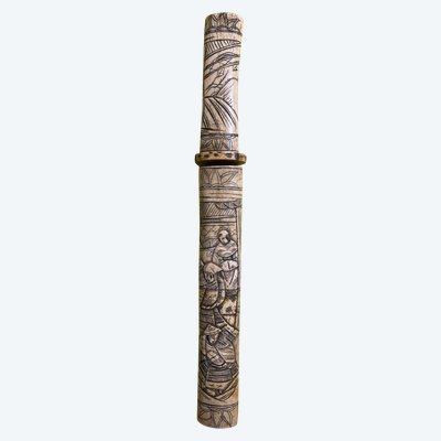 Bellissimo coltello asiatico con fodero in osso intagliato di origine cinese, lama affilata in acciaio lucidato, XIX secolo
