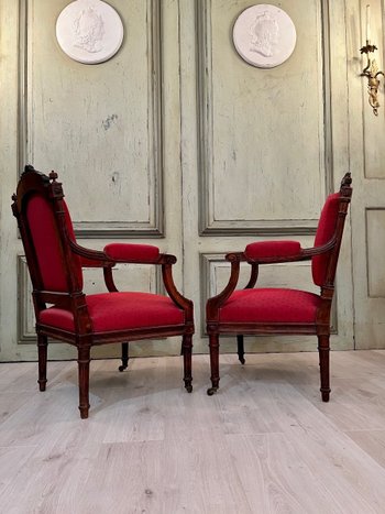 Coppia di poltrone in stile Luigi XVI modellate e intagliate 19° secolo