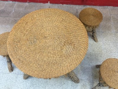 Volkskunstwerk. Tischset, 4 Hocker aus Baumstämmen, Bast, um 1970