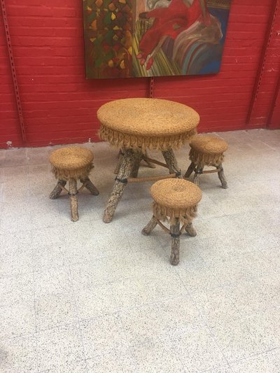 Volkskunstwerk. Tischset, 4 Hocker aus Baumstämmen, Bast, um 1970