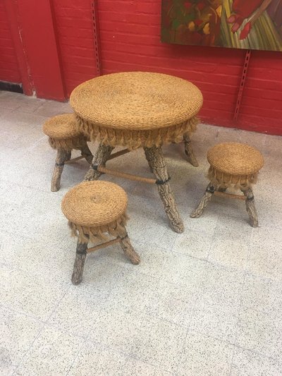 Volkskunstwerk. Tischset, 4 Hocker aus Baumstämmen, Bast, um 1970