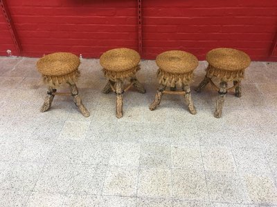 Volkskunstwerk. Tischset, 4 Hocker aus Baumstämmen, Bast, um 1970