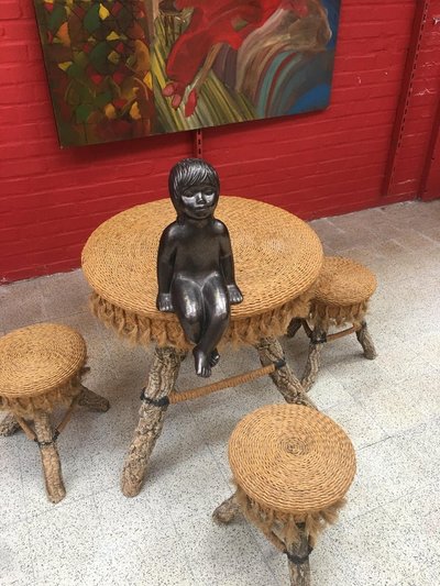 Volkskunstwerk. Tischset, 4 Hocker aus Baumstämmen, Bast, um 1970