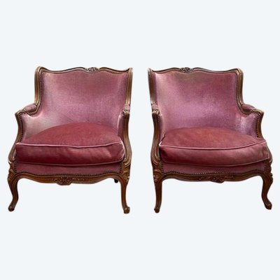 Paire de fauteuils - bergères de style Louis XV en velours rose