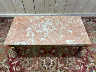 Table basse de style Louis XVI en bronze doré et marbre rose