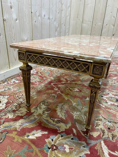 Table basse de style Louis XVI en bronze doré et marbre rose