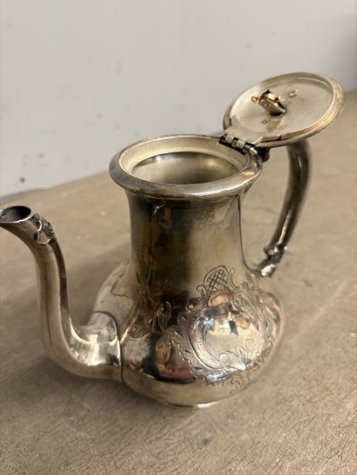 Théière ancienne en argent de Sheffield, fin du XIXe siècle, marquée sur le dessous, 22x24cm