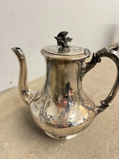 Théière ancienne en argent de Sheffield, fin du XIXe siècle, marquée sur le dessous, 22x24cm