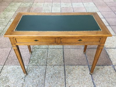 Un bureau plat en noyer blond de style Louis XVI-Directoire