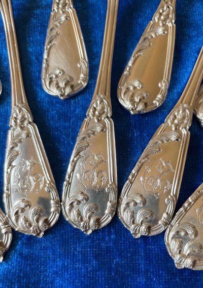 18 ice cream scoops.