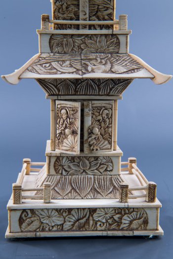 Buddhistische Pagode Aus Geschnitztem Knochen, Japan, Circa 1930