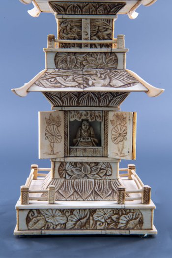 Buddhistische Pagode Aus Geschnitztem Knochen, Japan, Circa 1930