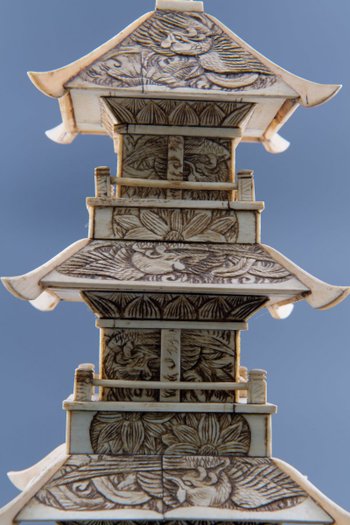 Buddhistische Pagode Aus Geschnitztem Knochen, Japan, Circa 1930