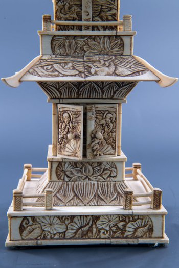 Buddhistische Pagode Aus Geschnitztem Knochen, Japan, Circa 1930