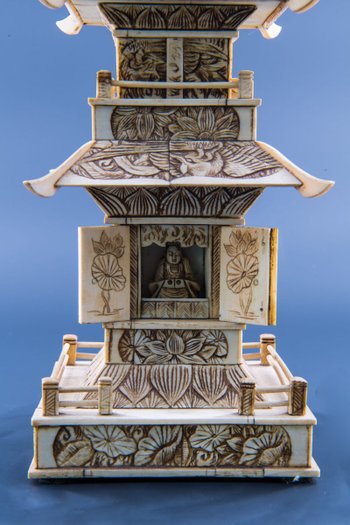 Buddhistische Pagode Aus Geschnitztem Knochen, Japan, Circa 1930