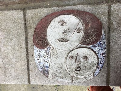 Claire Lambert (1936) Grande piatto in ceramica, Dour Workshop, circa 1960-1970